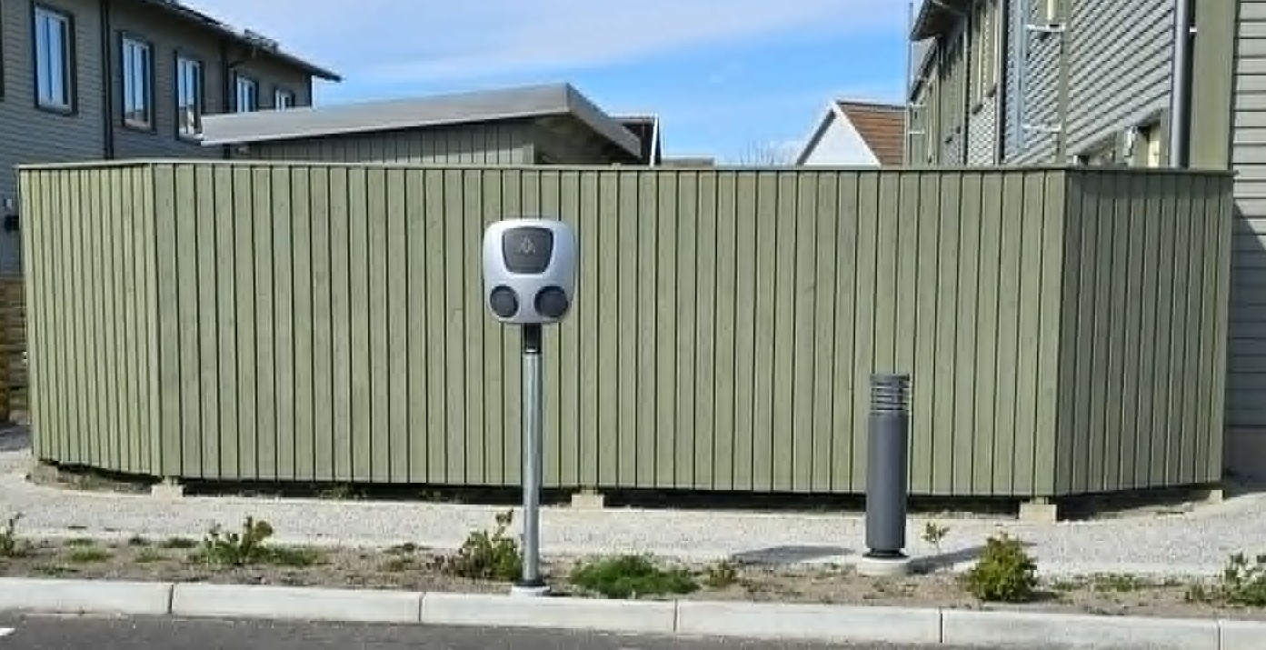 Platsbyggt staket med modern design som skapar insynsskydd och en trivsam utemiljö. Projektet utfördes med fokus på kvalitet, hållbarhet och ett stilrent slutresultat.